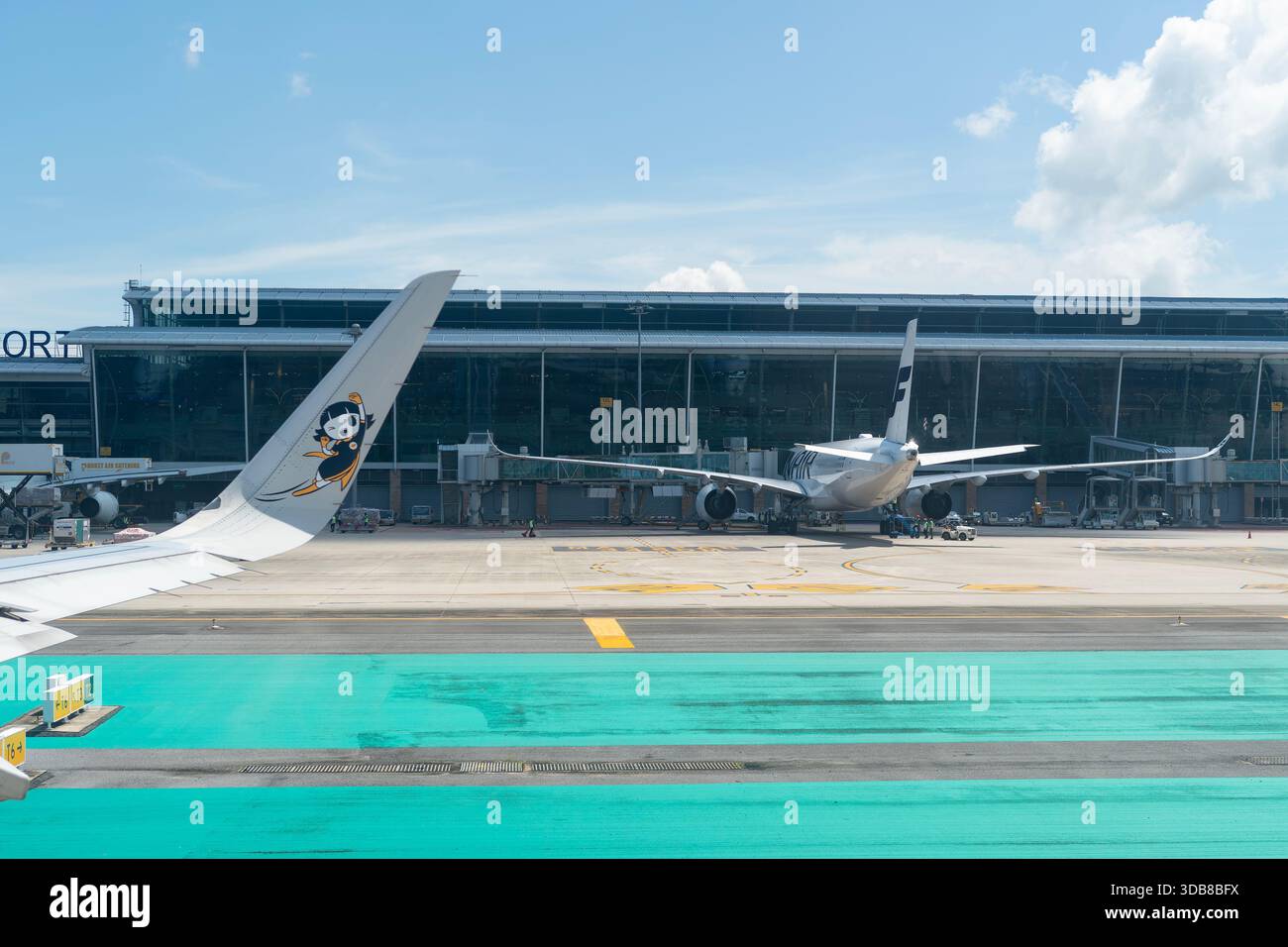 Phuket, Thailandia - 4 novembre 2023: Un Airbus A350 Finnair sull'asfalto visto dalla finestra di un Airbus A321neo Scoot in rullante all'aeroporto internazionale di Phuket Foto Stock