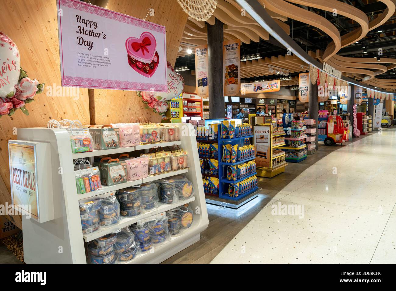 Lapu-Lapu, Filippine - 7 maggio 2025: Dolci assortiti e prodotti di cioccolato in mostra nell'area duty free dell'Aeroporto Internazionale di Mactan-Cebu. Foto Stock