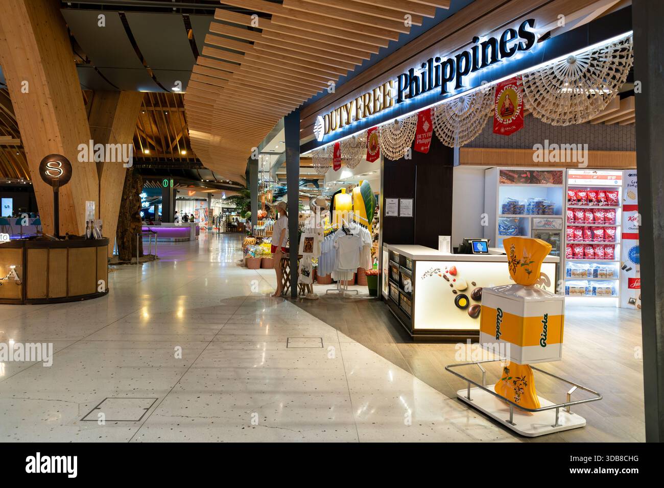 Lapu-Lapu, Filippine - 7 maggio 2025: Un negozio duty free con prodotti tra cui dolci e dolciumi nell'area lato volo di Mactan-Cebu Internati Foto Stock