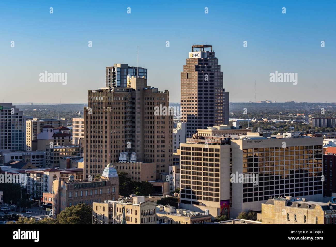 San Antonio, Texas, Stati Uniti - 2 dicembre 2025: Vista aerea diurna dello skyline degli edifici nel centro di San Antonio, Texas. Foto Stock