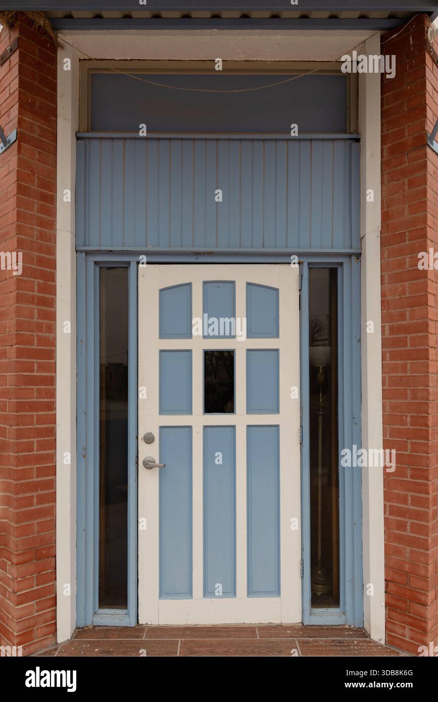 Porta esterna bianca e blu, 1910 State Hotel, Sterling City, Texas, Stati Uniti. Foto Stock