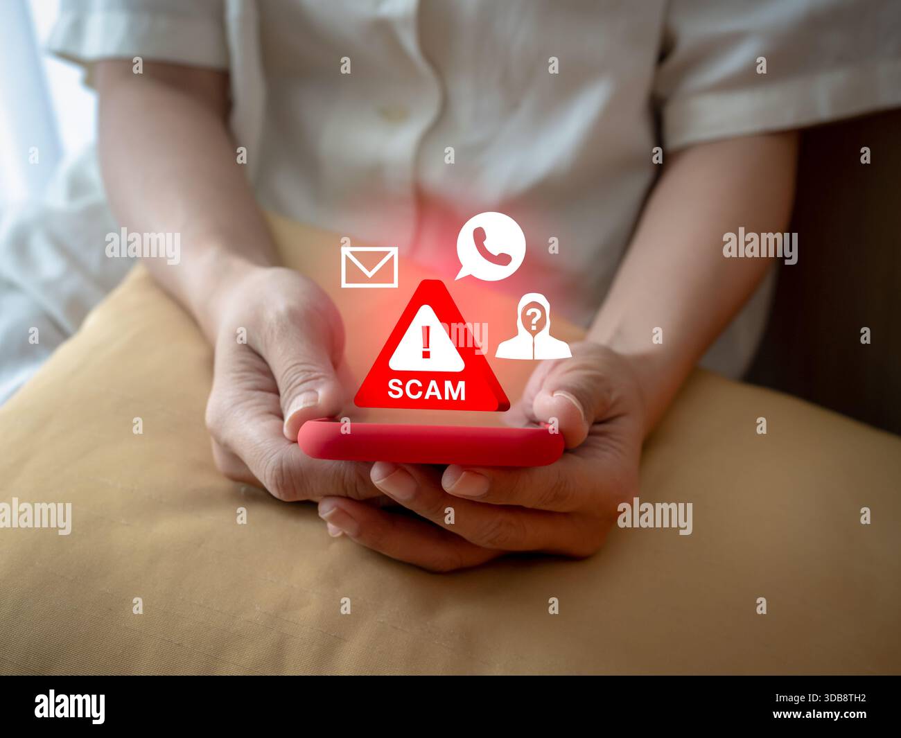 Persona con smartphone che mostra un cartello di avvertimento rosso 3d con l'icona del truffatore, i simboli delle chiamate e dei messaggi, che rappresenta gli attacchi di truffa mobile, il phishing, Foto Stock
