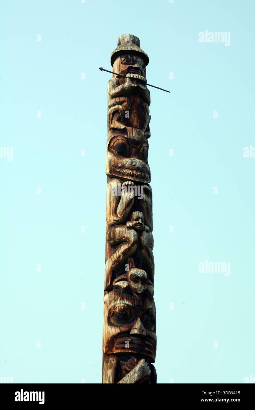Un totem in legno intagliato canadese indigeno presso il Ksan Historical Village, un sito della prima nazione di Gitxsan a Hazelton, Columbia Britannica, Canada. Foto Stock