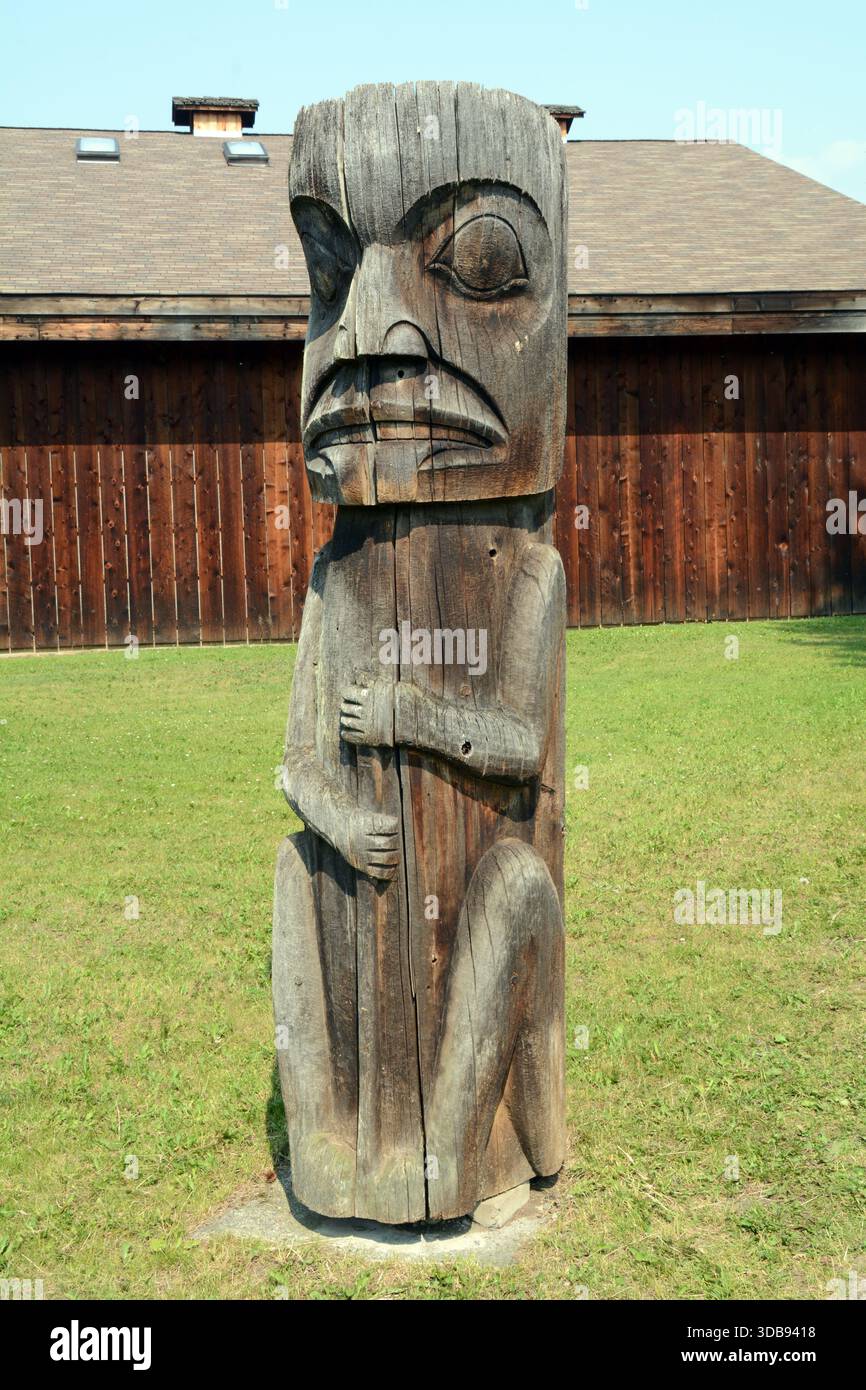 Una vecchia scultura indigena del nord-ovest di una persona al Ksan Historical Village, un sito della prima nazione Gitxsan a Hazelton, British Columbia, Canada. Foto Stock