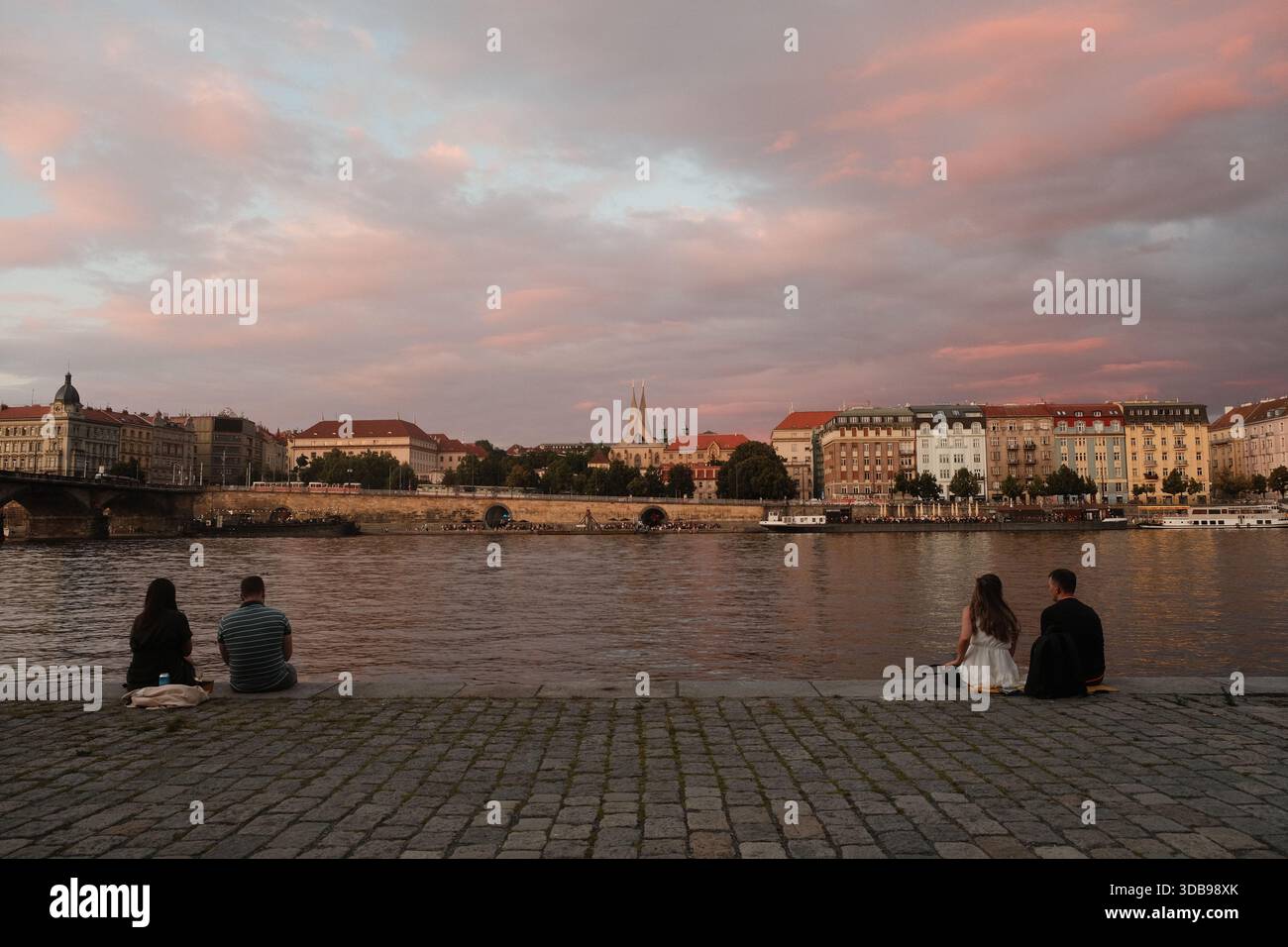 Tranquilla scena serale a Praga, catturando momenti tranquilli sul fiume con splendidi colori del tramonto. Foto Stock