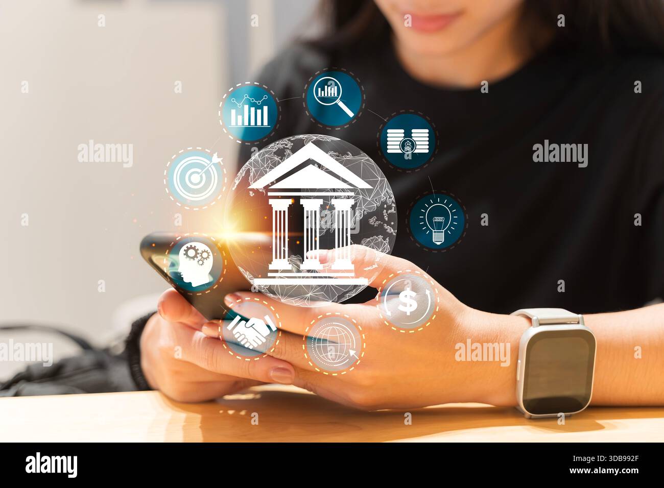 Concetto di digital banking e tecnologia finanziaria con smartphone e icone virtuali, che rappresentano la finanza online, l'innovazione fintech, analisi degli investimenti Foto Stock