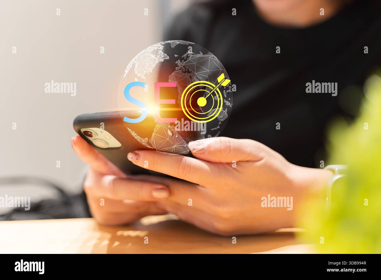 Concetto di ottimizzazione della ricerca SEO con smartphone e icona del target globale, che rappresenta la strategia di marketing digitale, la crescita del traffico, l'analisi dei dati, l'IA op Foto Stock