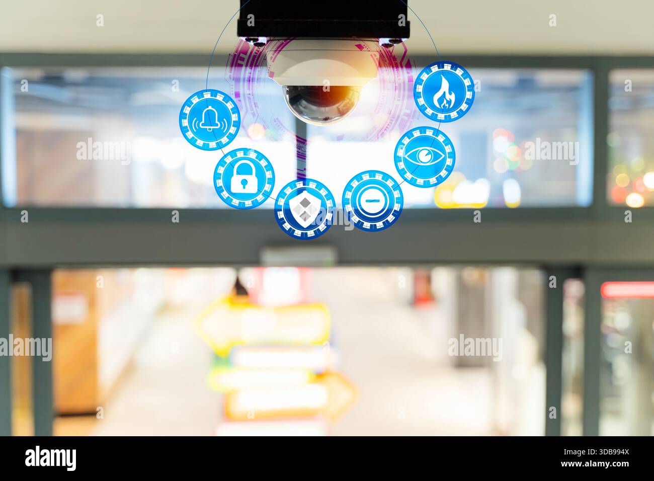 Telecamera di sicurezza con icone di interfaccia digitale che mostrano sorveglianza, monitoraggio, avvisi e protezione all'interno di un edificio moderno, che rappresenta Smart tec Foto Stock