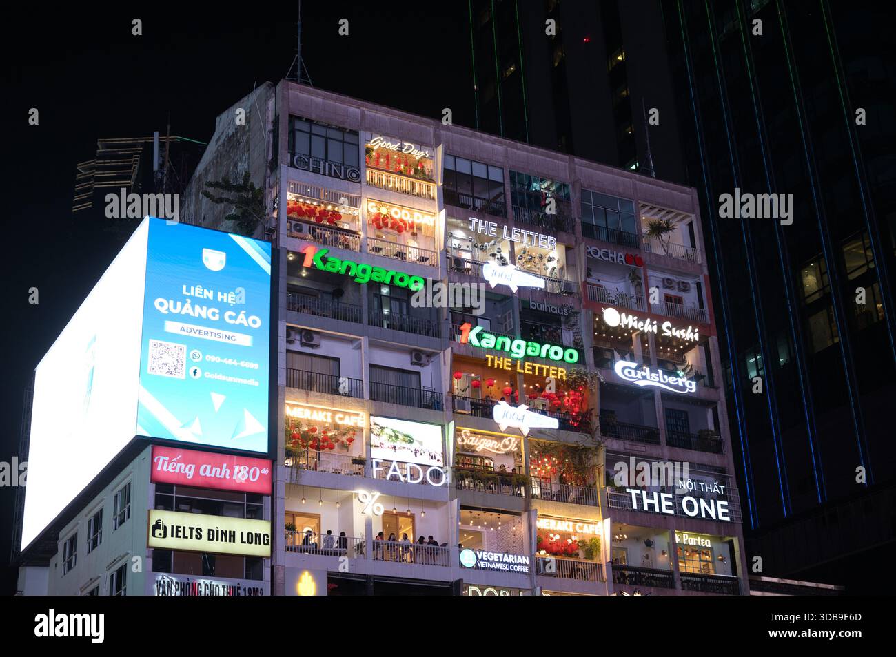 Feb 26 2025 - ho chi min City , Vietnam: Facciata illuminata dell'Apartment Cafe Building di ho chi Minh catturata in un affascinante video, che mostra il vi Foto Stock