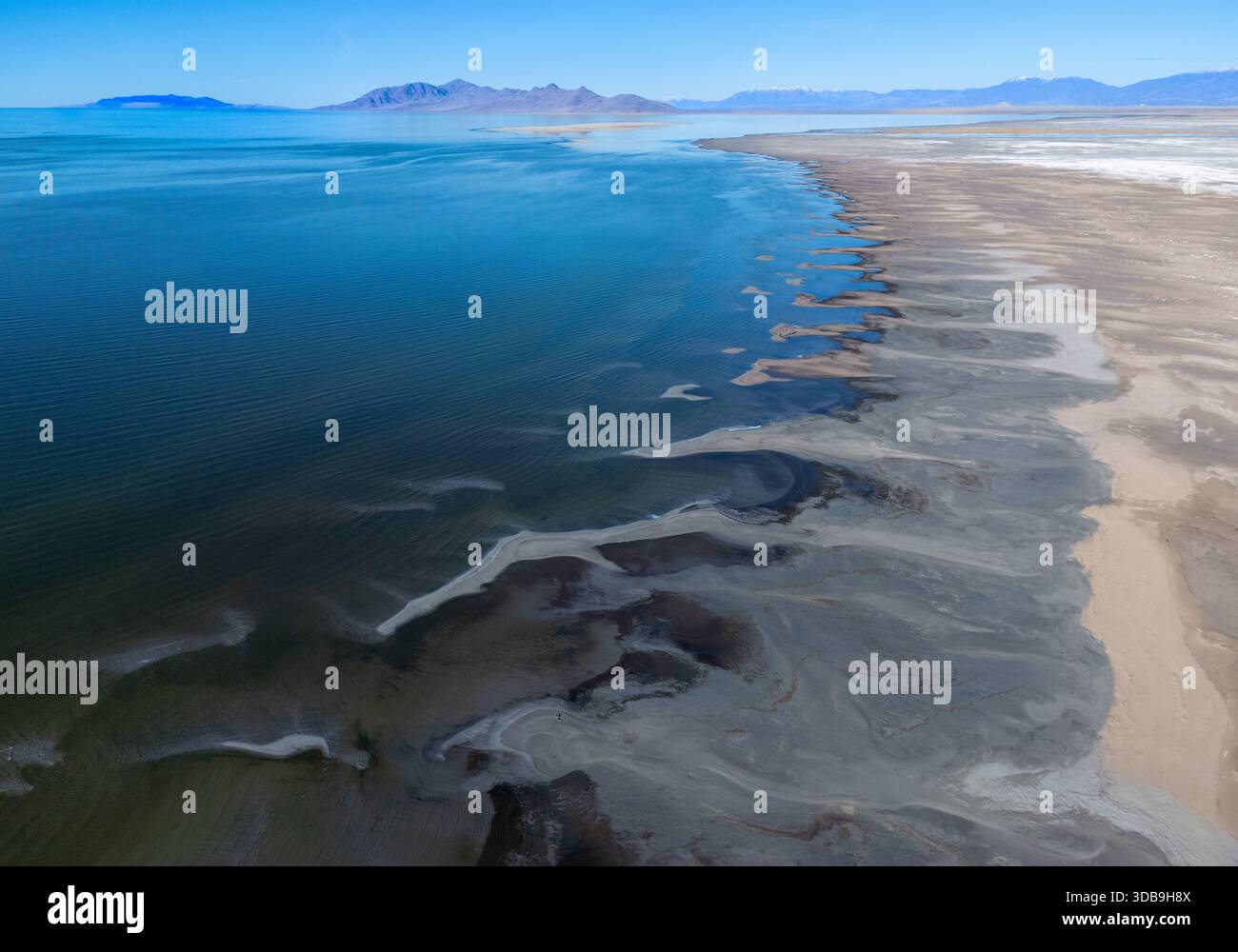 La vista aerea del forte contrasto tra le acque blu profonde e la costa pallida crea un'affascinante danza di colori e texture, Magna, Utah, U Foto Stock