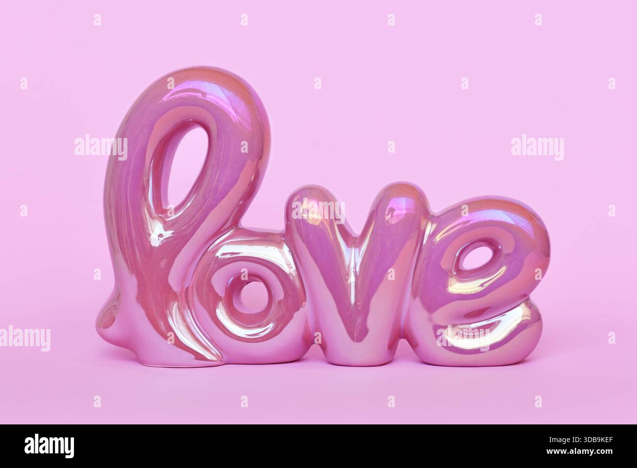 Grazioso ornamento testuale di San Valentino "Love" su sfondo rosa pastello Foto Stock