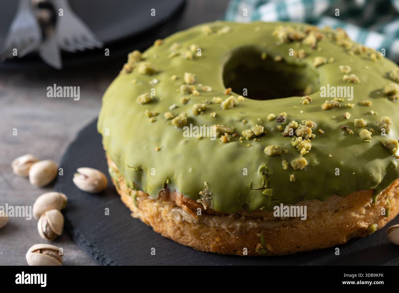 Torta Pistacio su un tavolo di legno Foto Stock