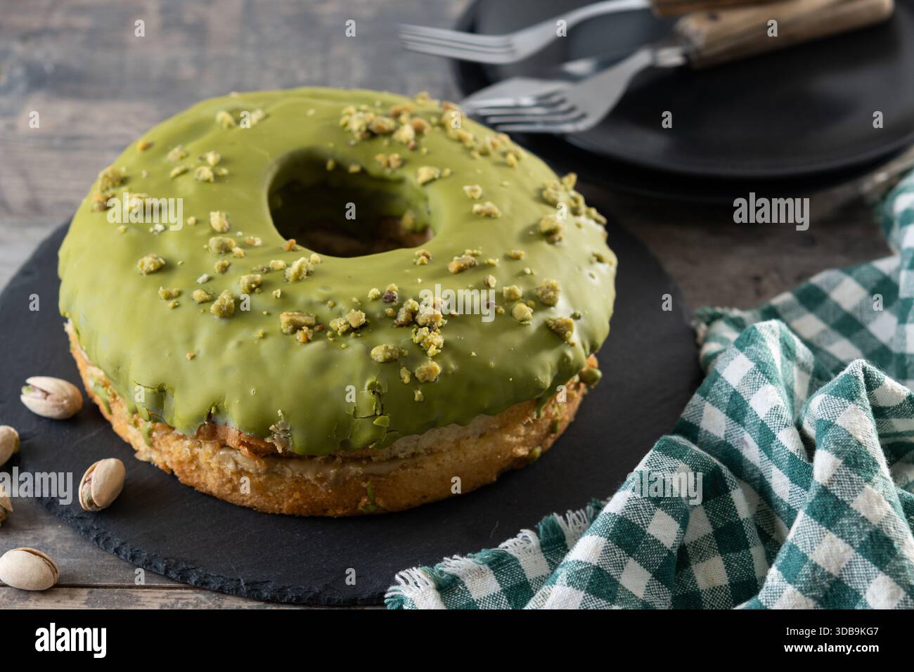 Torta Pistacio su un tavolo di legno Foto Stock