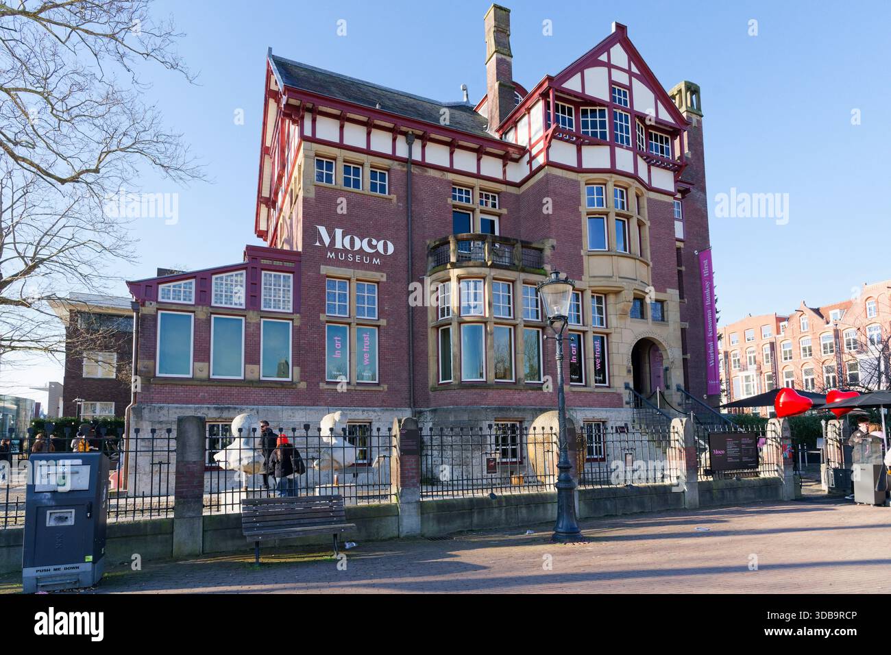 Situato ad Amsterdam, questo suggestivo museo espone arte contemporanea con i suoi esterni vibranti e le caratteristiche architettoniche distintive sotto un chiaro profilo Foto Stock