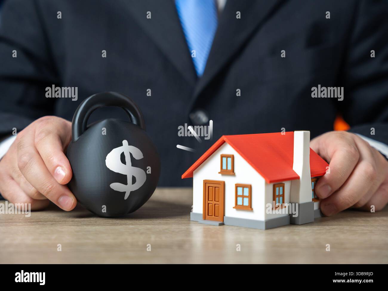Debito ipotecario. Il rischio di perdere la proprietà ipotecata a causa del debito. Stress finanziario per le famiglie, minacce di inadempienza dei prestiti e mercato immobiliare Foto Stock