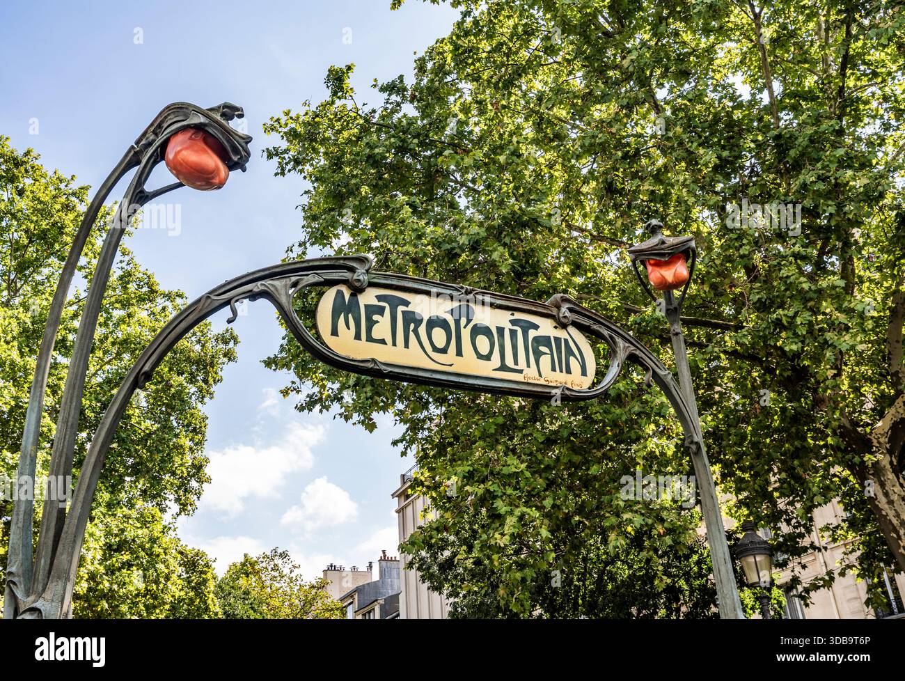 Metro d'epoca parigina (metropolitana), cartello d'ingresso della "stazione Blanche", font art nouveau di Hector Guimard, nel quartiere di Montmartre, Parigi, Francia Foto Stock