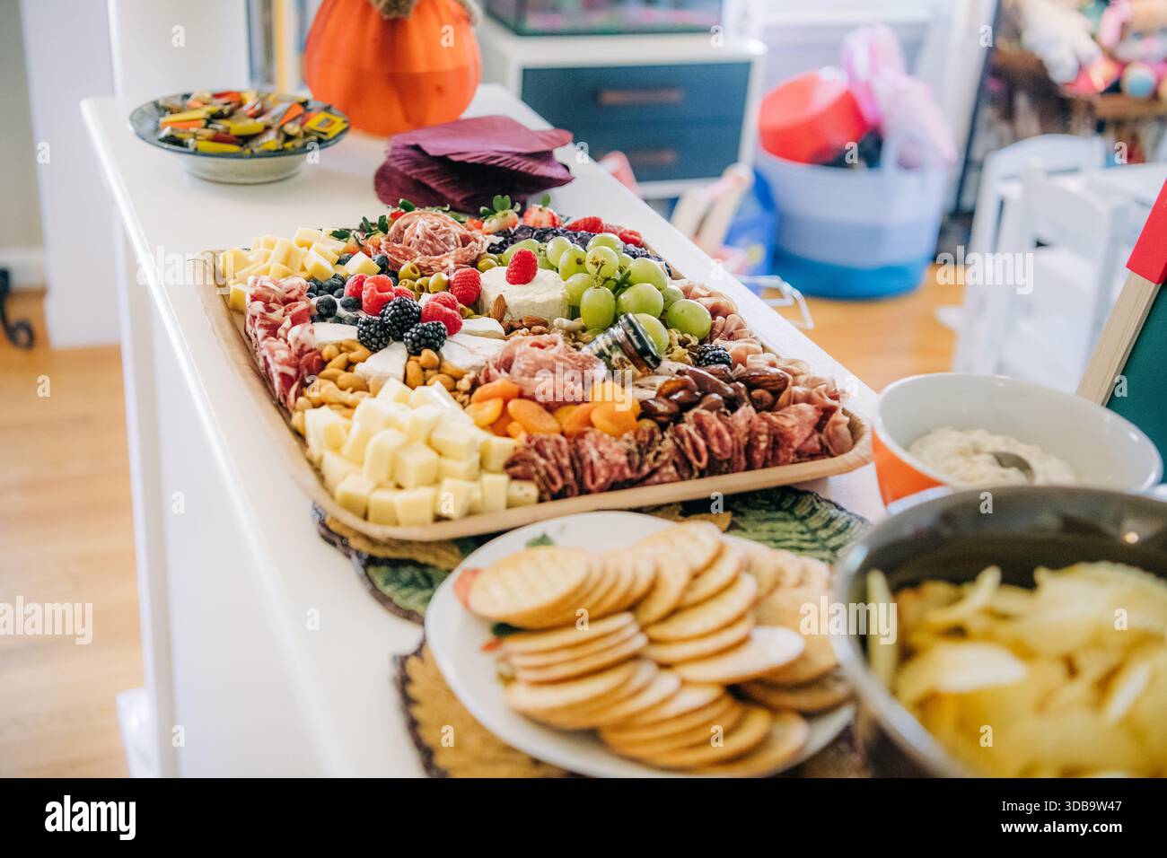 Tagliere di salumi ripieno di formaggio, frutta e carne Foto Stock