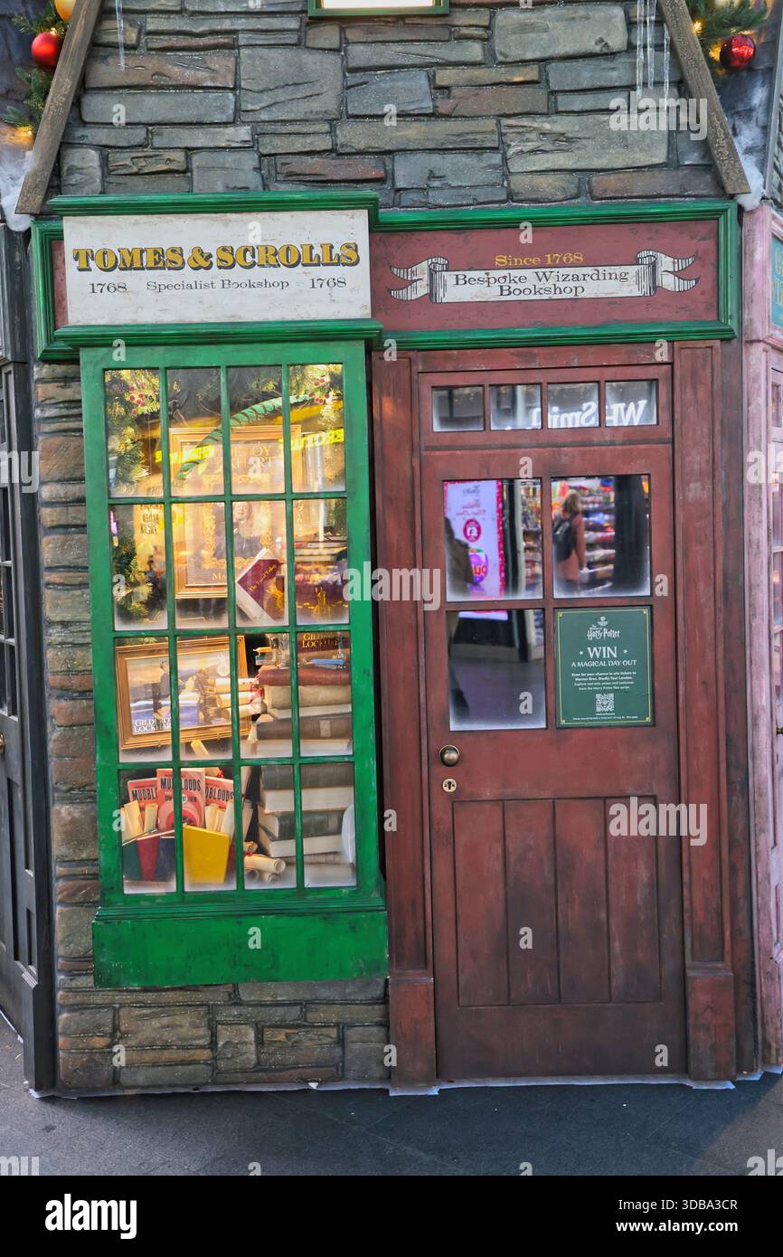 Negozio a tema Harry Potter e albero di Natale stazione ferroviaria di Kings Cross Londra Regno Unito 2025 dicembre Foto Stock