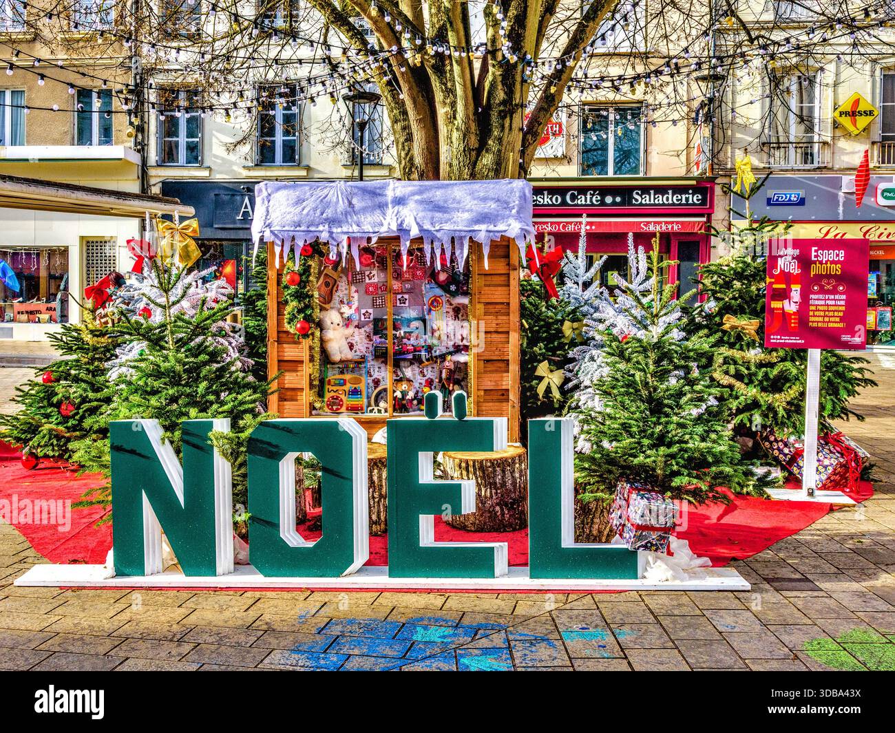 Decorazioni natalizie intorno a uno stand fotografico pubblico in Place Emile Zola, Chatellerault, Vienne (86), Francia. Foto Stock