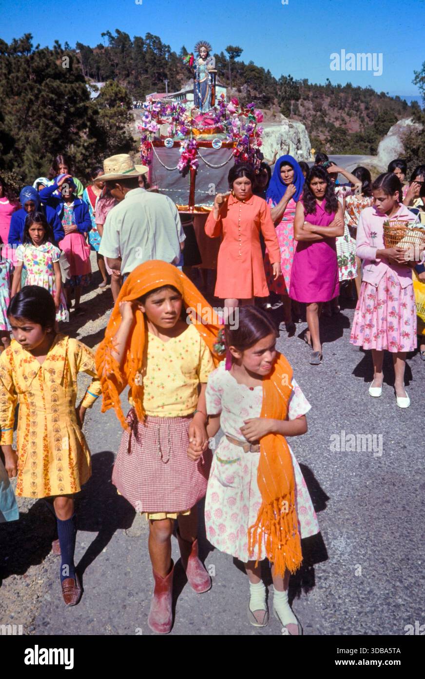 Solo donne, ruolo di genere invertito, maschio femmina.l'effigie di santi maschi è trattata come una figura femminile qui e si allinea con la tradizione guatemalteca dei portatori di sole donne, una miscela di sincretismo maya e cattolico. Festa del villaggio fiesta di San Pedro ad Aldea Chiquival / Aldea Chiquival Nuevo. San Carlos Sija, dipartimento di Quetzaltenango, Guatemala America centrale, 1972 1970s HOMER SYKES Foto Stock