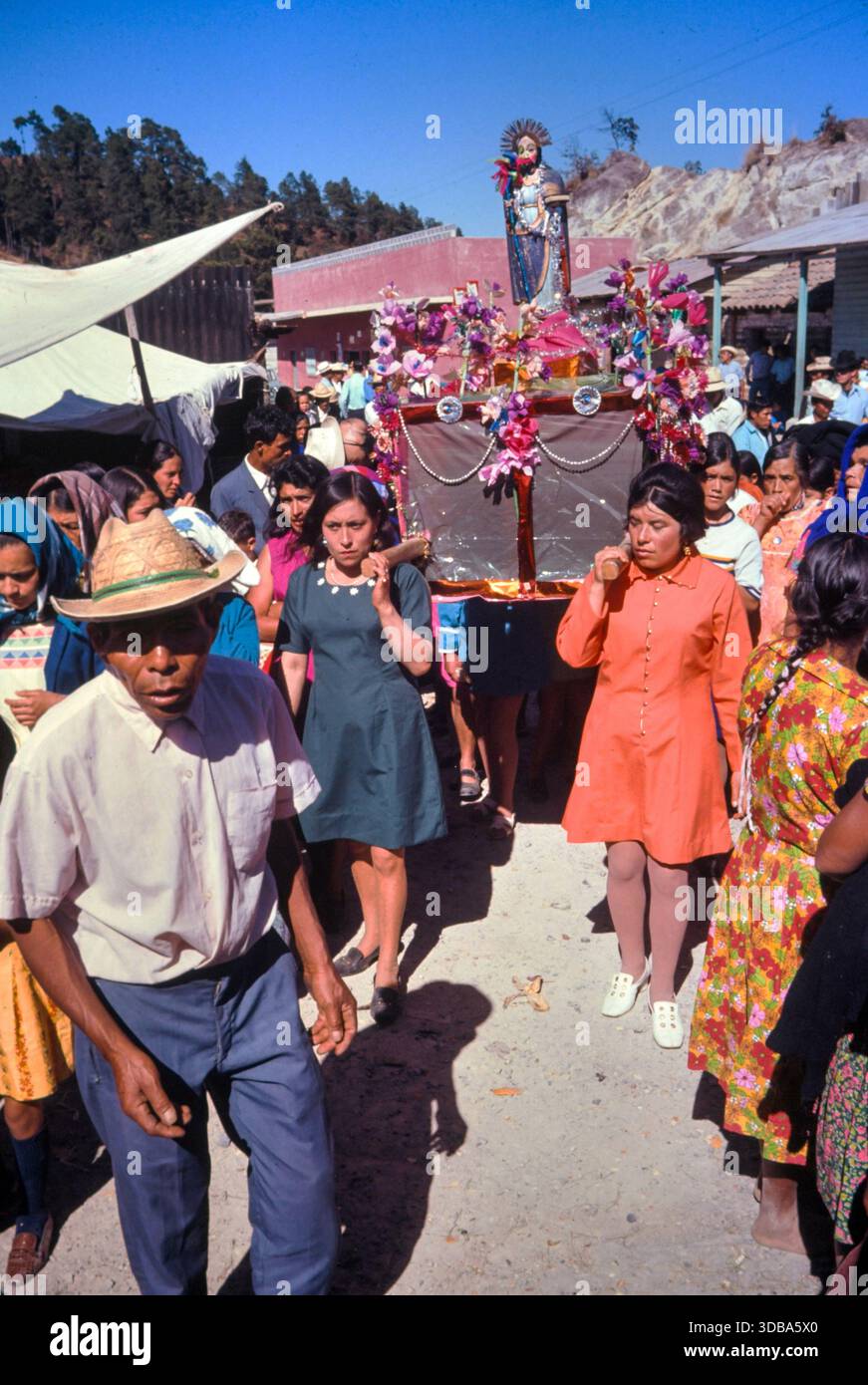 Festa del villaggio di San Pedro, Aldea Chiquival. La festa è la festa patronale di San Pietro, che si tiene ogni anno il 24 giugno. Qui, i santi maschi vengono trattati come una figura femminile e si allineano con la tradizione guatemalteca delle sole donne portatrici, un mix di sincretismo maya e cattolico. Aldea Chiquival Nuevo, San Carlos Sija, Quetzaltenango Department, Guatemala America centrale, 1972 1970s HOMER SYKES Foto Stock