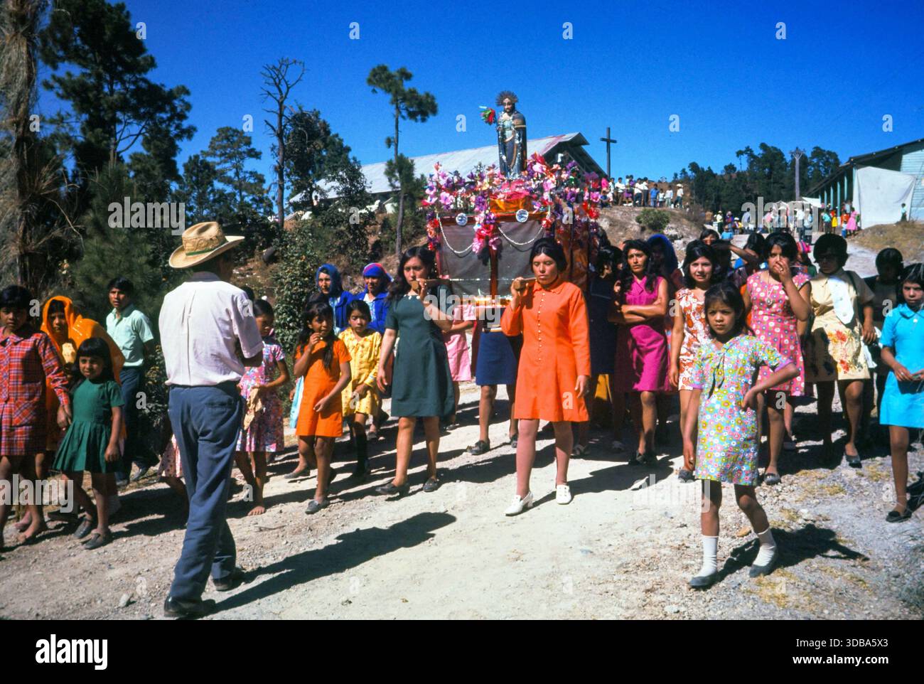 Inversione dei ruoli di genere, maschio femmina. Festa del villaggio di San Pedro in Aldea Chiquival (Nuevo.) La festa è la festa patronale di San Pietro, che si tiene ogni anno il 24 giugno. Qui, i santi maschi vengono trattati come una figura femminile e si allineano con la tradizione guatemalteca delle sole donne portatrici, un mix di sincretismo maya e cattolico. Aldea Chiquival Nuevo, San Carlos Sija, Quetzaltenango Department, Guatemala America centrale, 1972 1970s HOMER SYKES Foto Stock