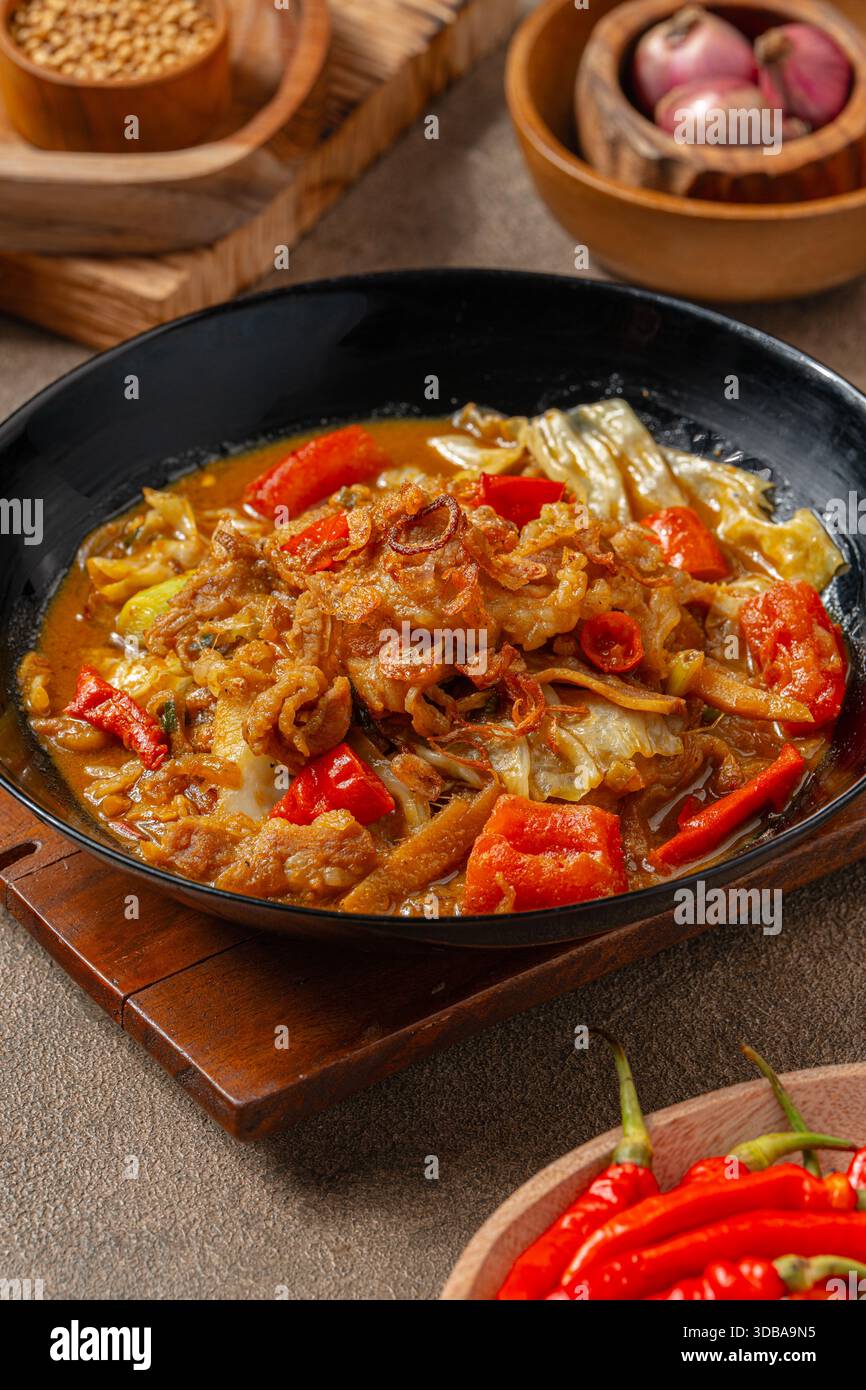 Tongseng è un piatto di stufato di manzo in zuppa simile al curry, con verdure e salsa di soia dolce Foto Stock