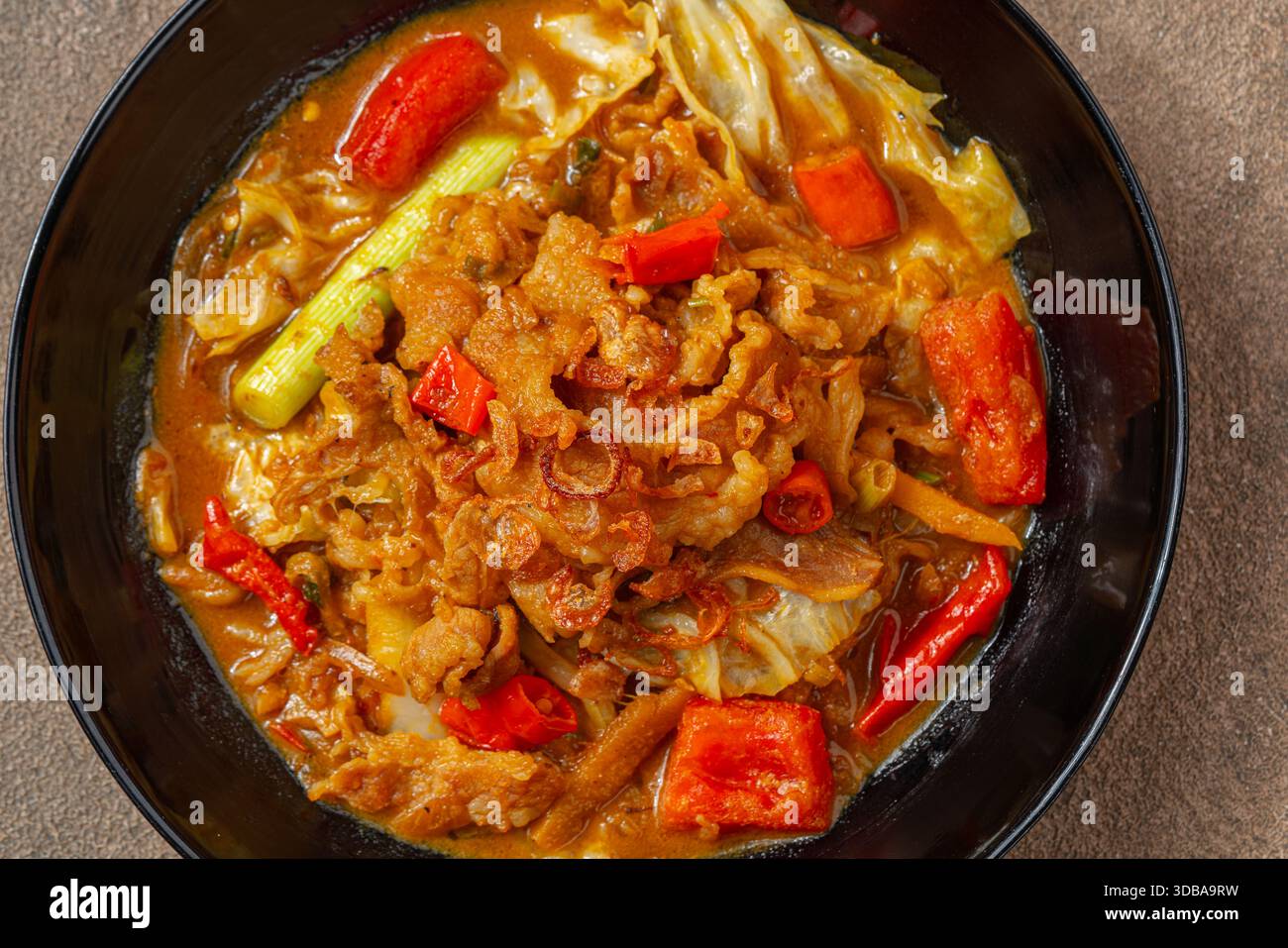 Tongseng è un piatto di stufato di manzo in zuppa simile al curry, con verdure e salsa di soia dolce Foto Stock