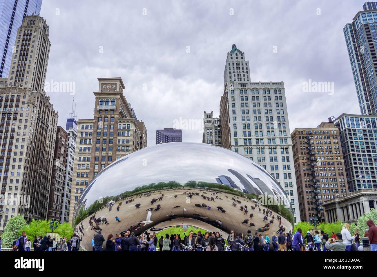 La scultura Bean o Cloud Gate nel Chicago Millennium Park con grattacieli della città che si riflettono sulla superficie lucida. Foto Stock