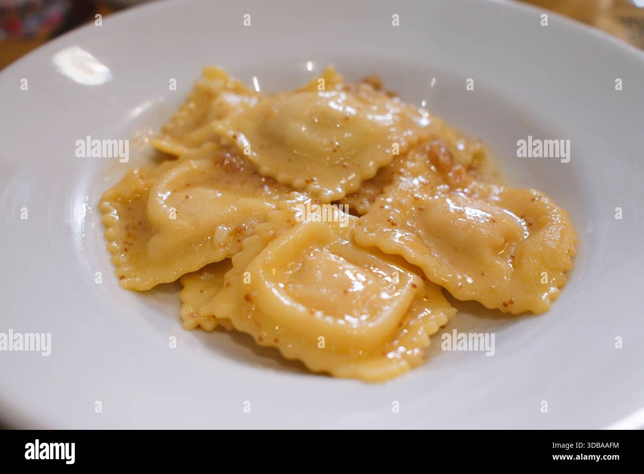 Tortelli italiani tradizionali ripieni di carne brasata Foto Stock