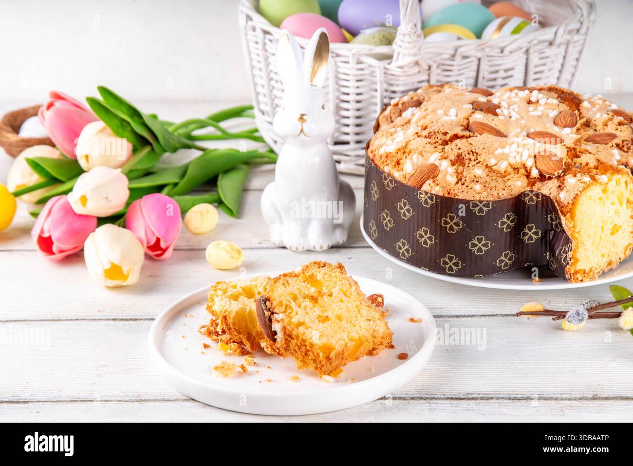 Colomba di Pasqua italiana, colomba di Pasqua, torta di Spagna dolce a forma di colomba zuccherata con frutta e nocciole glassate, pane ripieno di frutta festosa Foto Stock