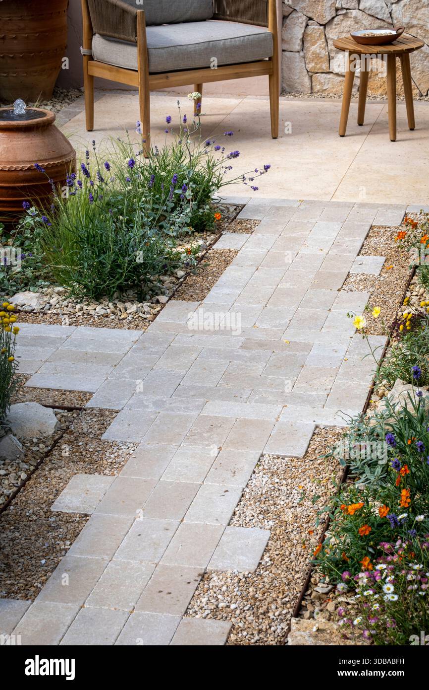 Piccolo pavimento del patio ben piantato, con pavimentazione e ghiaia con un design sorprendente Foto Stock