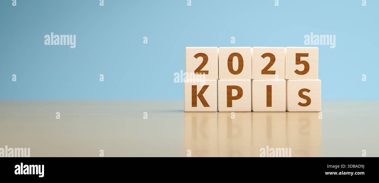 Cubi di giocattoli in legno che formano il testo "2025 KPI". Concetto di indicatori chiave di prestazione dell'anno 2025 di un'organizzazione o di un'azienda. Foto Stock