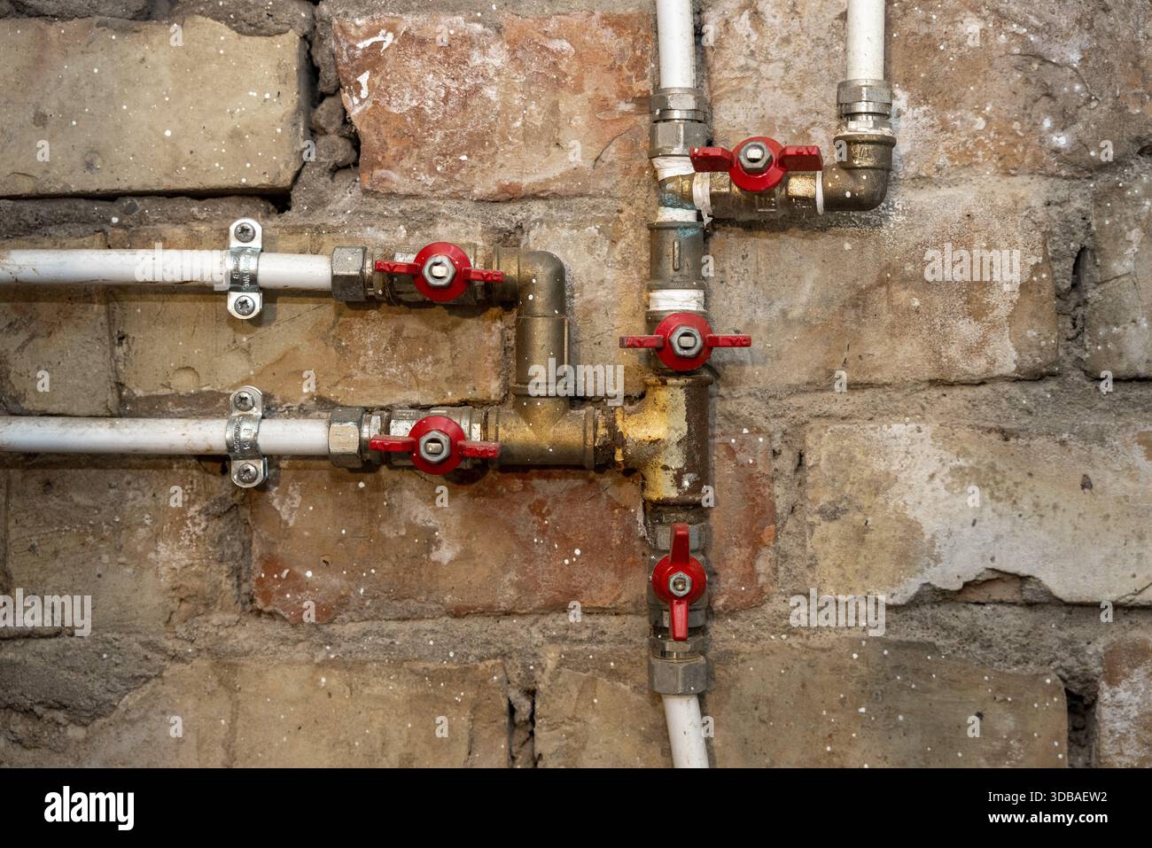 collegamento della tubazione dell'acqua con raccordi e valvole Foto Stock