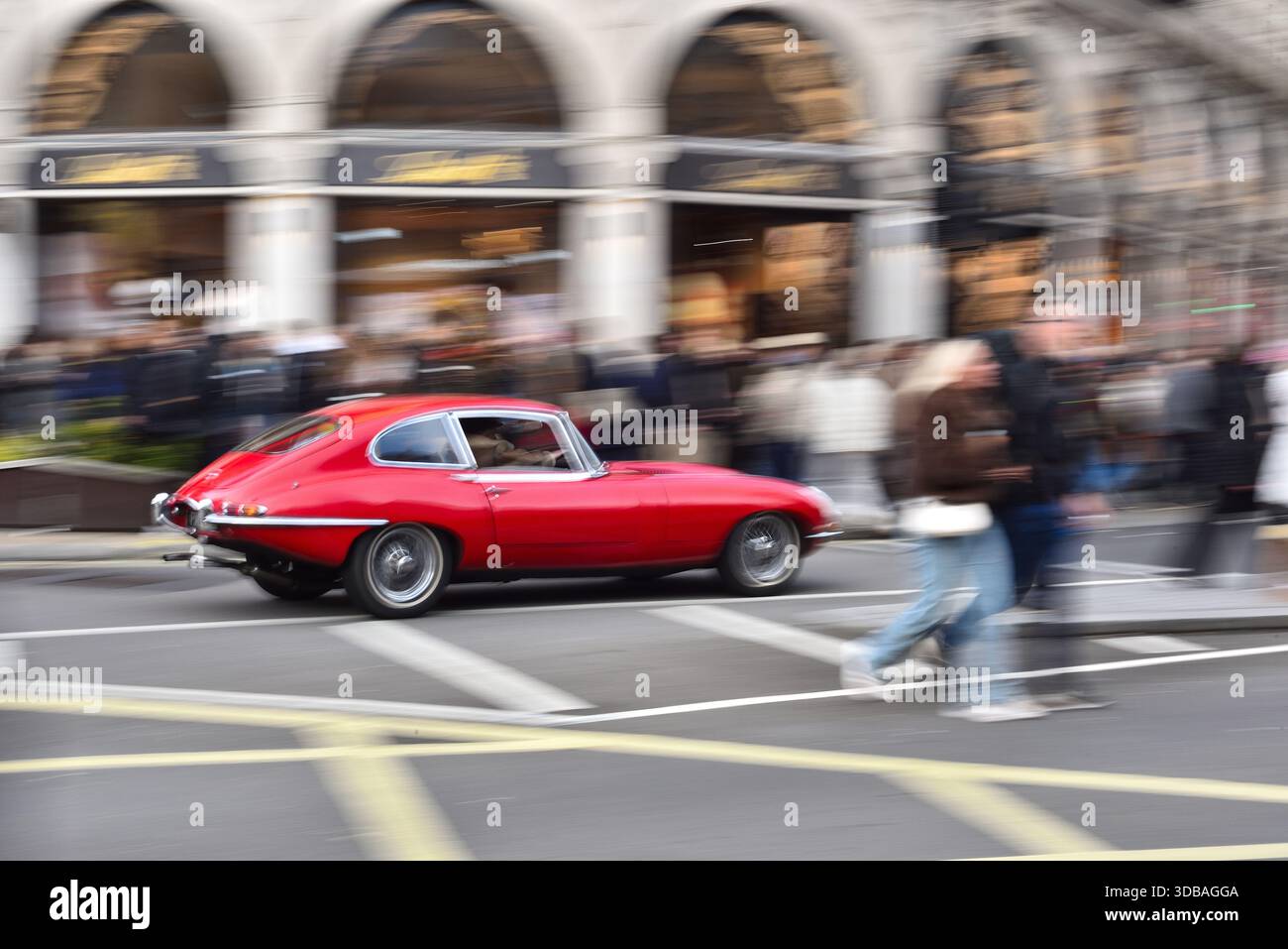 Un'auto d'epoca attraversa Piccadilly Circus. 6 dicembre 2025 Foto Stock