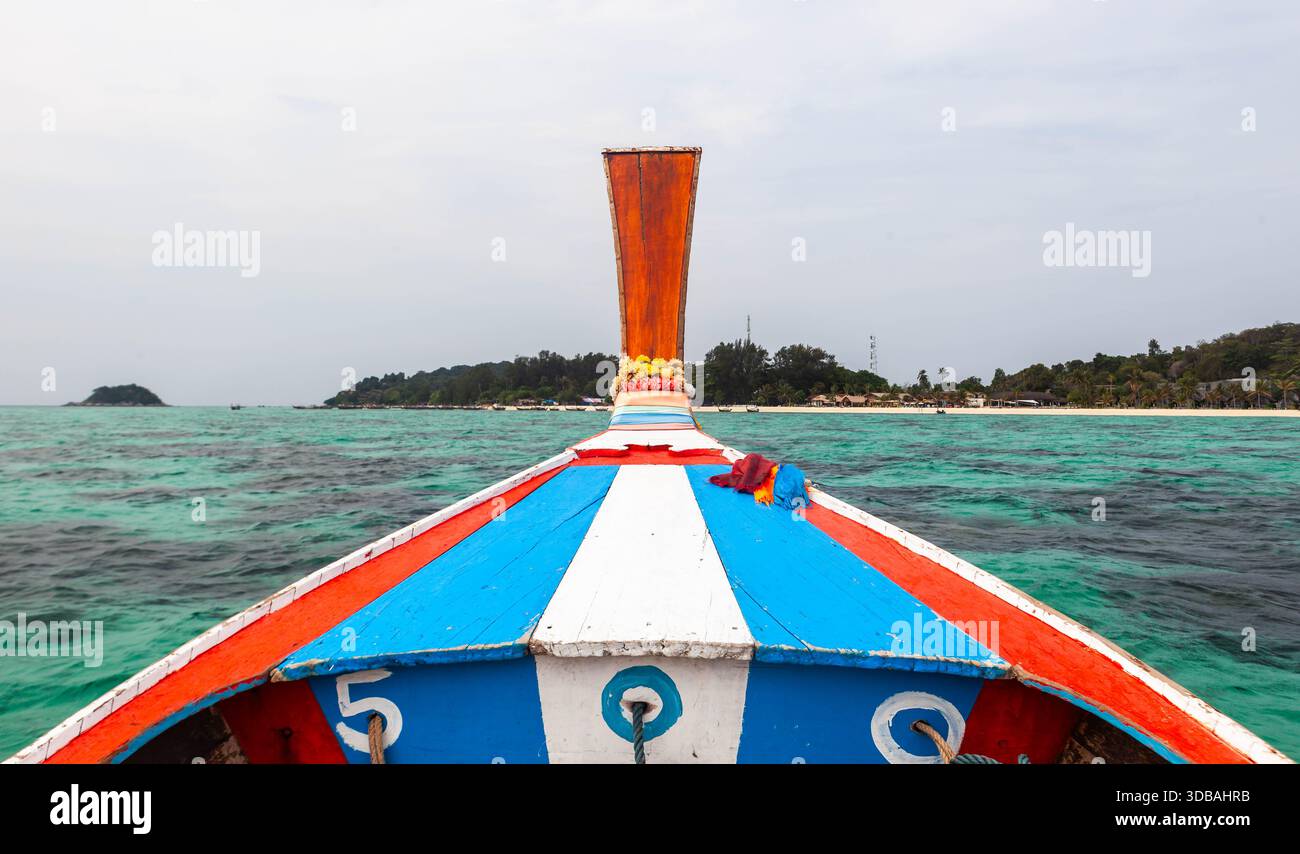 Barca a coda lunga da Ko Adang all'isola di Ko Lipe nel Parco Nazionale di Tarutao, Thailandia meridionale. Vista della prua della barca, vista di Koh lipe e verde smeraldo cristallino Foto Stock