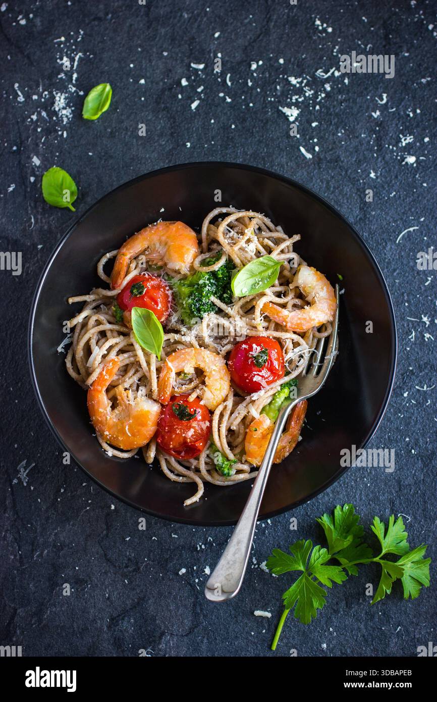 spaghetti di grano intero con gamberetti e broccoli, vista dall'alto Foto Stock