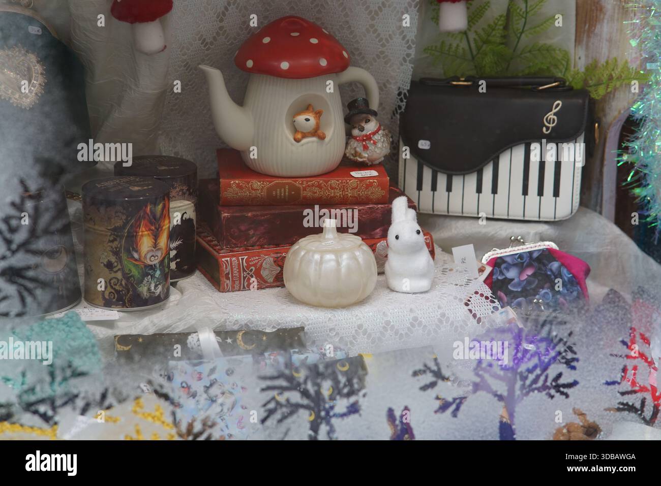 Oggetti decorativi e statuette disposte in una vetrina nel centro di Nantes, Francia. Nantes, Francia Foto Stock