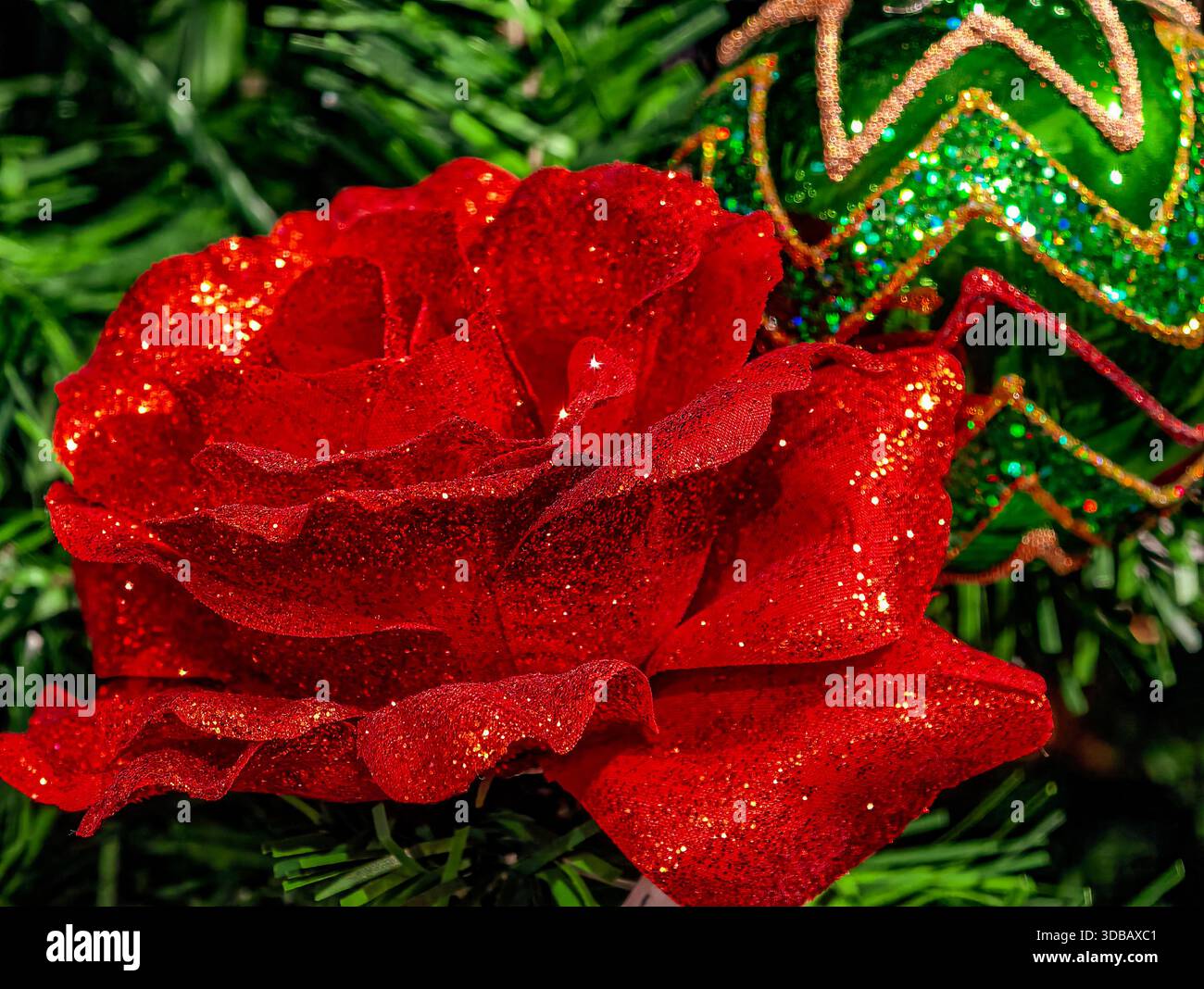 Rosa glitter rossa e ornamento verde con motivo a Zigzag dorato nell'albero di Natale primo piano festivo sfondo festivo Foto Stock