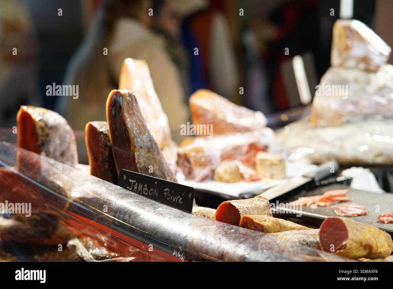 Salumi e prosciutto esposti in un mercato alimentare nella città di Nantes, Francia Foto Stock