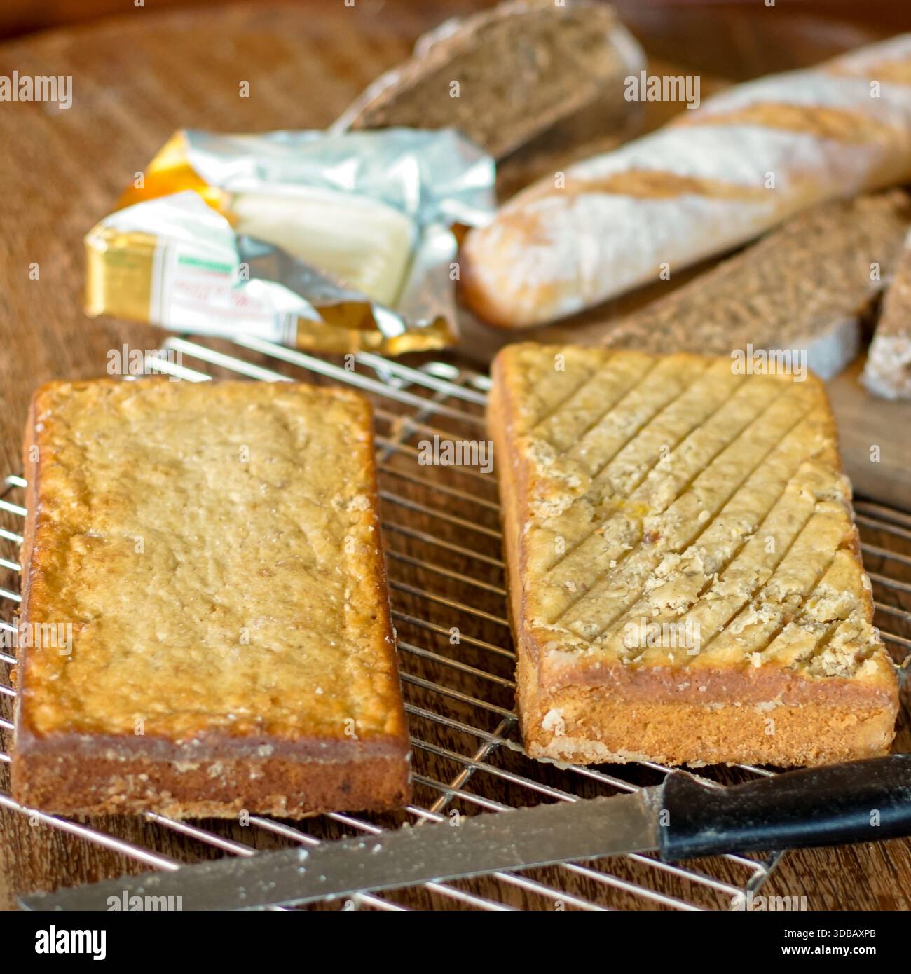 Tortine fatte in casa appena sfornate su griglia rinfrescante, cucina rustica Foto Stock