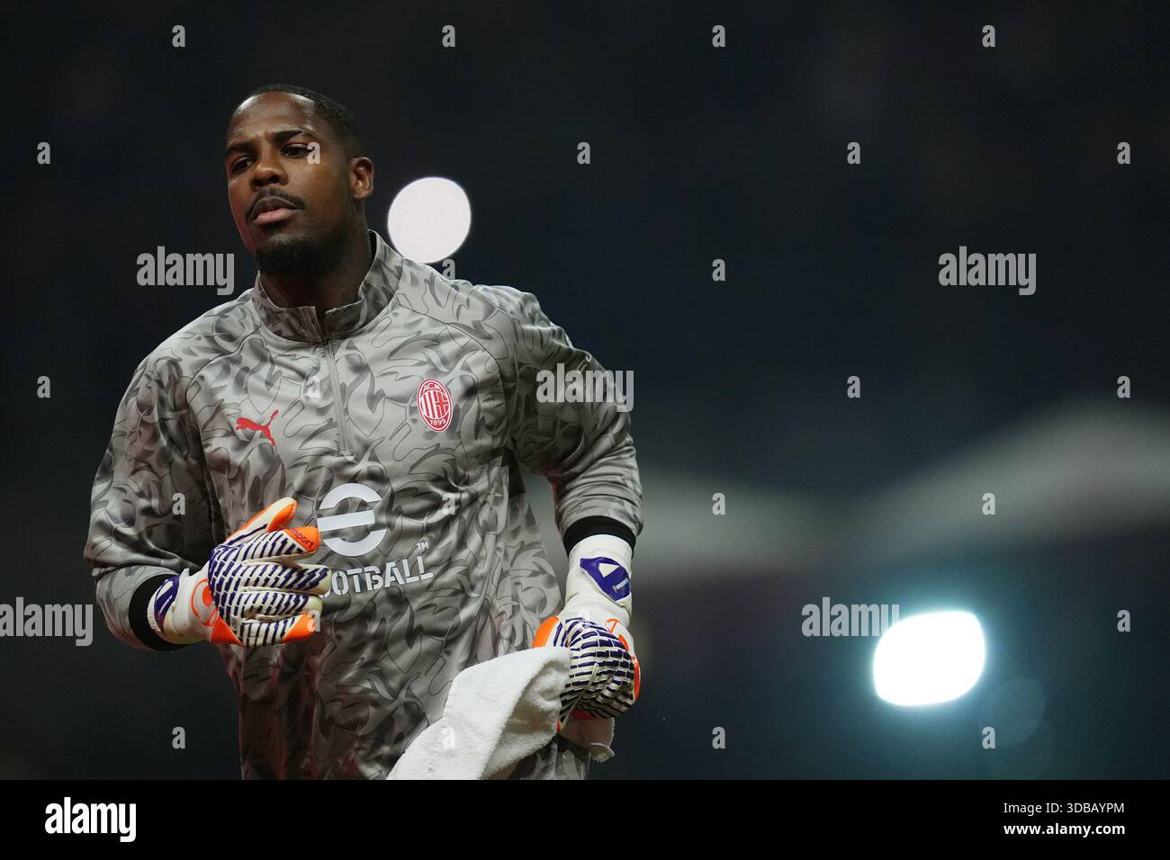 Il portiere dell'AC Milan Mike Maignan durante la partita di calcio di serie A tra Milano e Lazio allo Stadio San Siro di Milano - sabato 29 novembre 2025. Sport - calcio . (Foto di Spada/LaPresse) Foto Stock