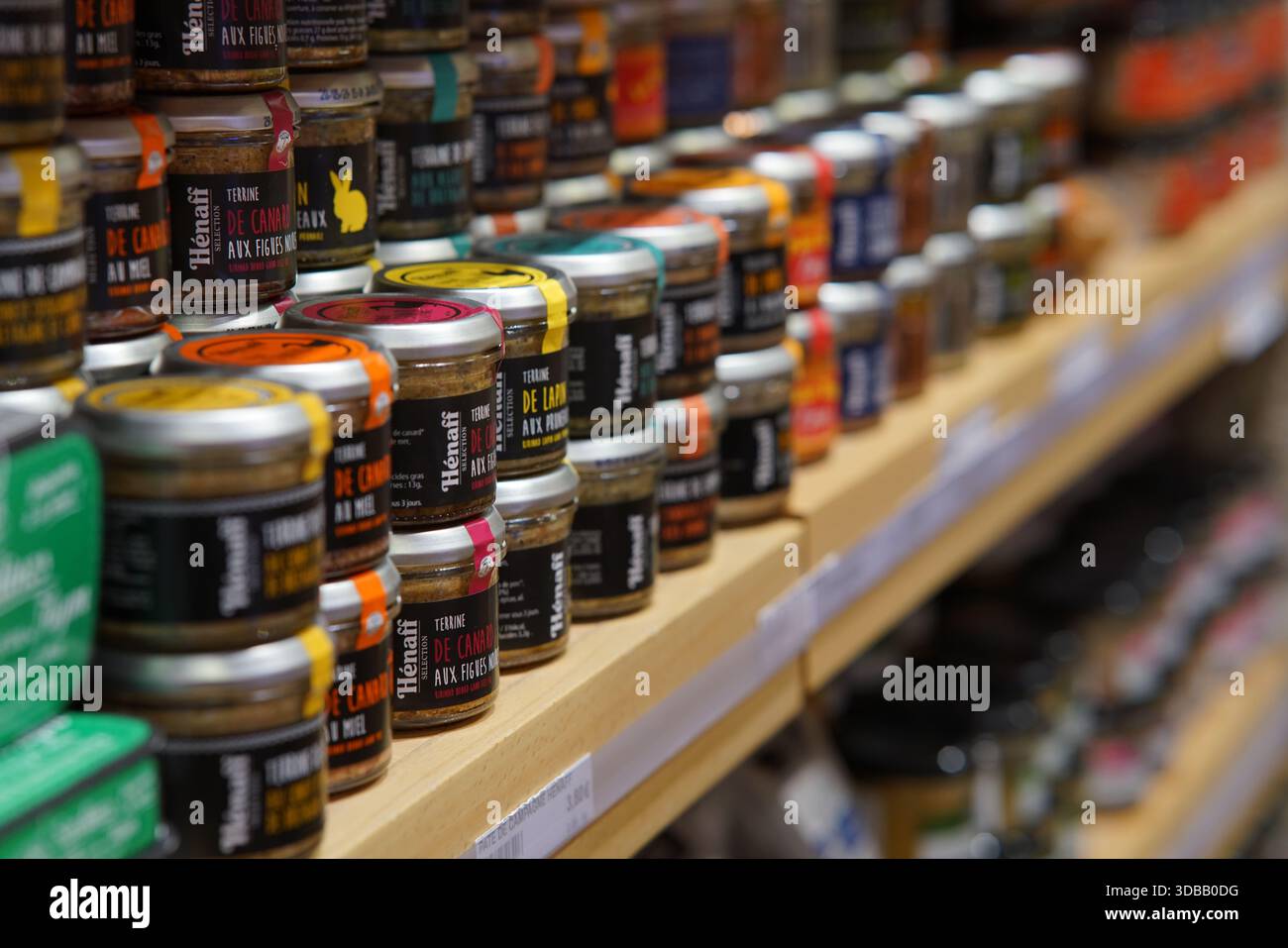 File di barattoli di cibo gourmet ordinatamente disposti sugli scaffali di un negozio di specialità a Nantes, Francia Foto Stock