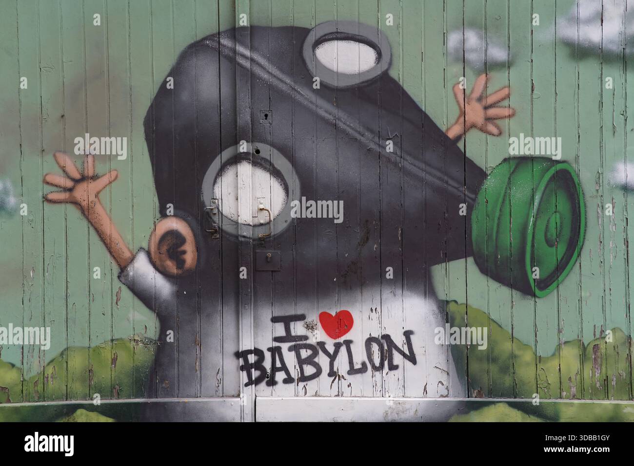 Murale di Street art di una figura di un cartone animato che indossa una maschera a gas con il testo "i Love Babylon" dipinto su un muro.Nantes, Francia Foto Stock