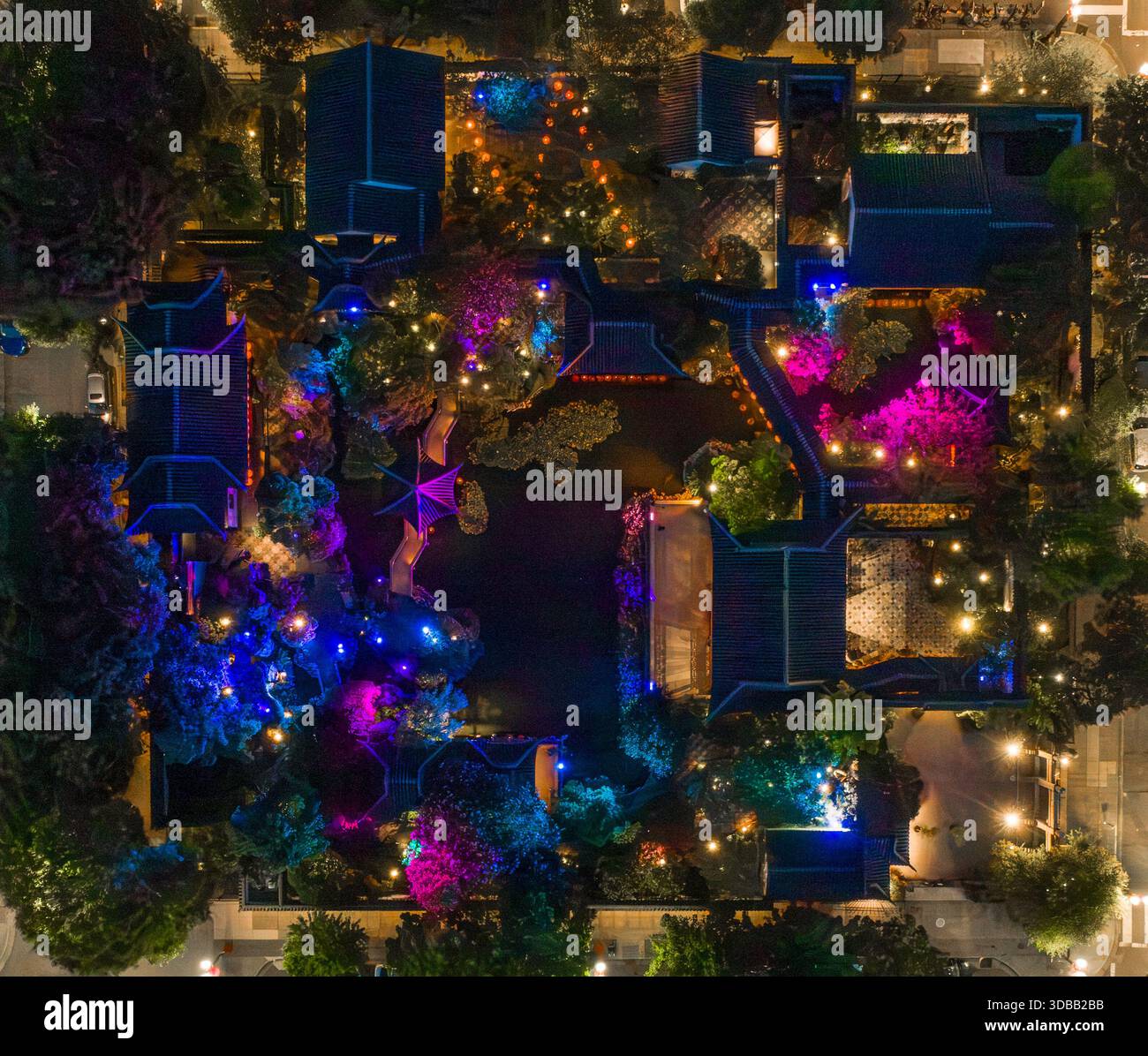 Vista aerea del giardino cinese LAN su illuminato, una sinfonia di blu, viola e oro che si riflette sul tranquillo stagno di Portland, Oregon, Unit Foto Stock