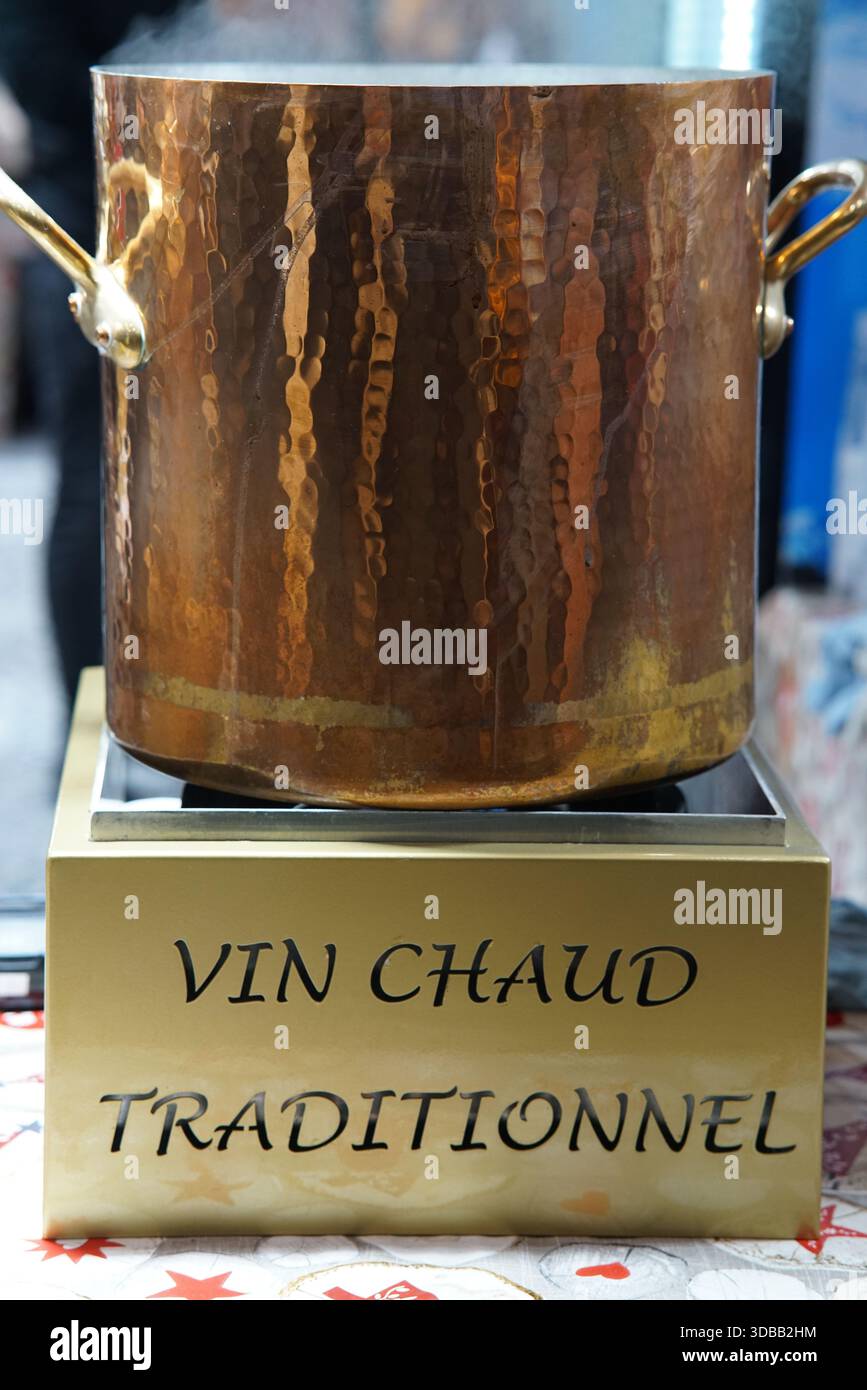 Grande vaso di rame etichettato “Vin Chaud Traditionnel” utilizzato per servire il VIN brulé in uno stallo stagionale del mercato.Nantes, Francia Foto Stock