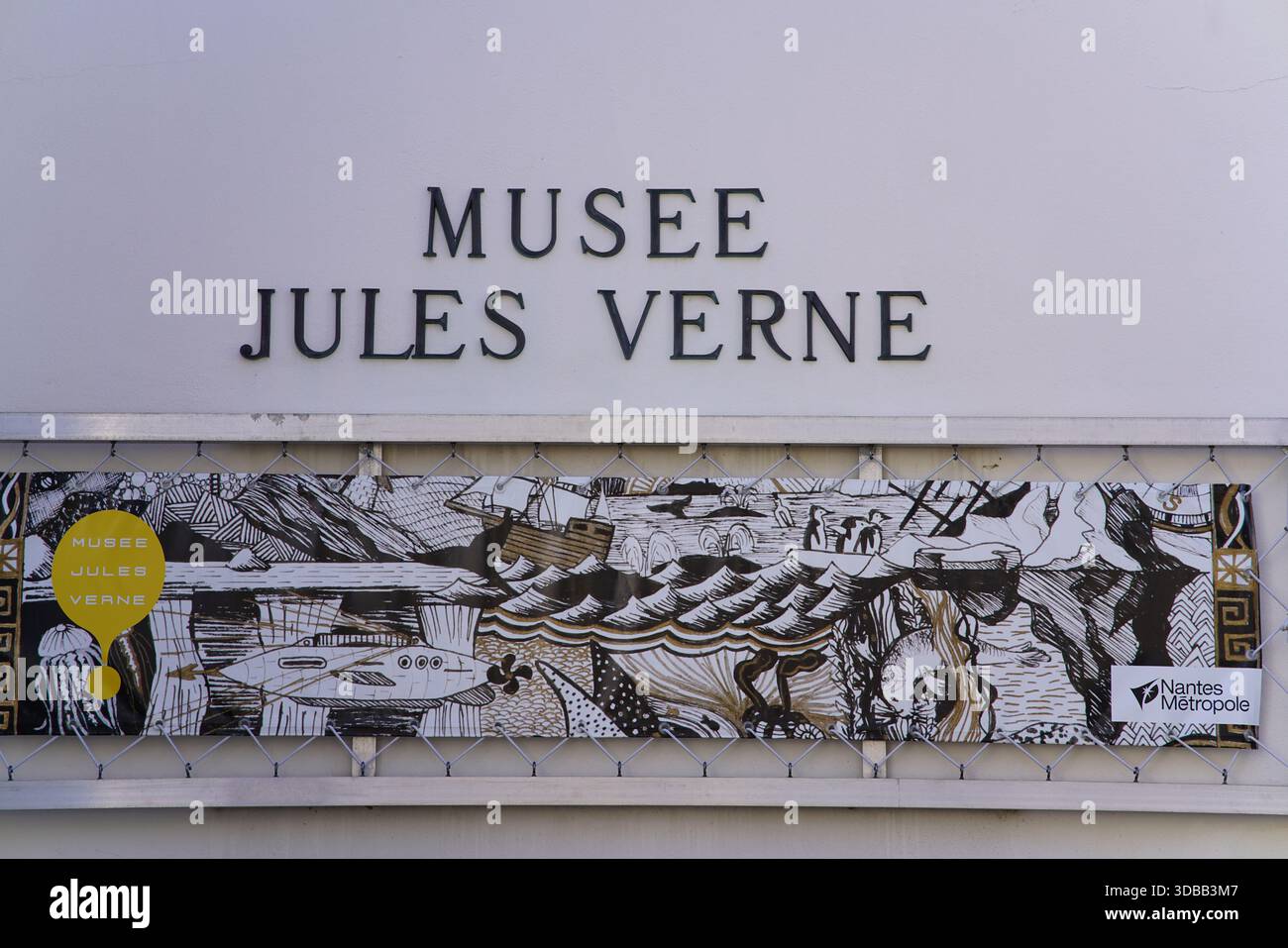 Segno esterno del Musée Jules Verne con un grande murale illustrato che celebra i mondi fantasiosi dell'autore.Nantes, Francia Foto Stock