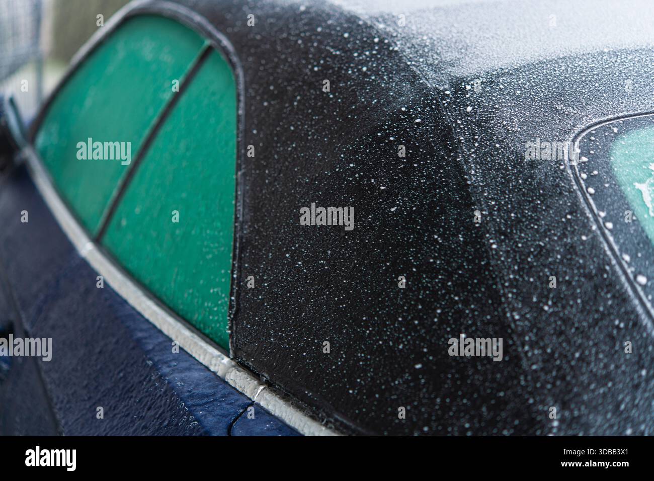 Tetto Cabrio Cabrio in materiale congelato durante le basse temperature invernali Foto Stock