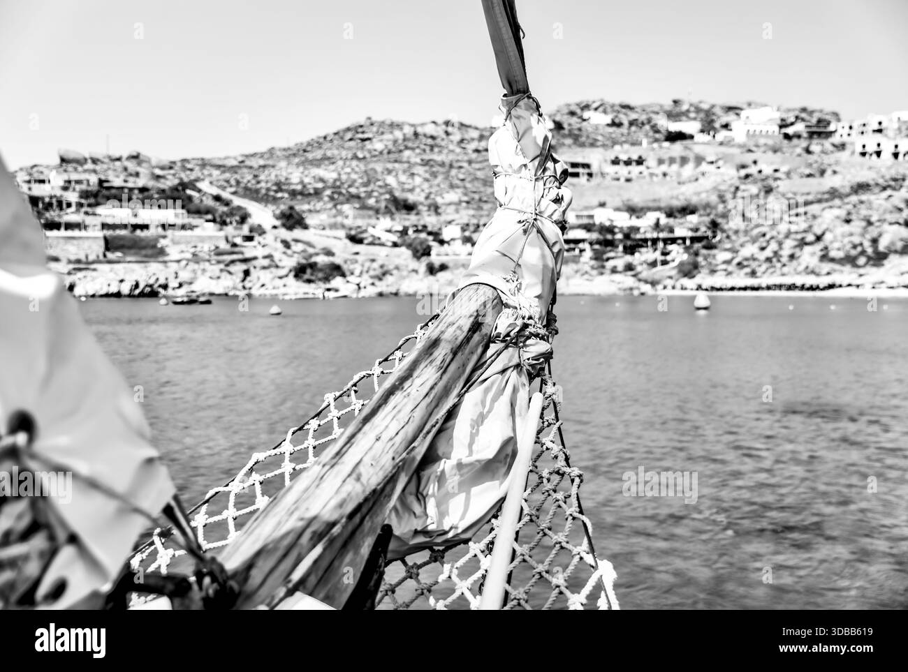 Vista in bianco e nero sul porto verso la città di Mykonos, Grecia. Foto Stock