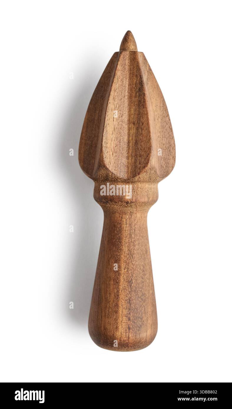 Spremiagrumi manuale in legno isolato su sfondo bianco, percorso di ritaglio incluso. Foto Stock